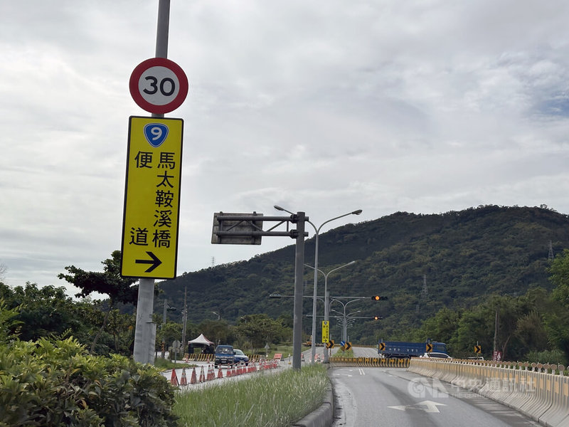 公路局東區養護工程分局花蓮工務段指出,台9線馬太鞍溪上游回波持續移入有局部短暫陣雨,27日傍晚上游2公里水位高度達警戒值,臨時便道不排除封閉,以維護用路安全。中央社記者李先鳳攝 114年10月27日