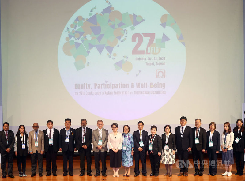副總統蕭美琴（左8）27日上午在公務人力發展學院出席第27屆亞洲智能障礙聯盟大會開幕式，致詞並與眾人合影。中央社記者郭日曉攝　114年10月27日