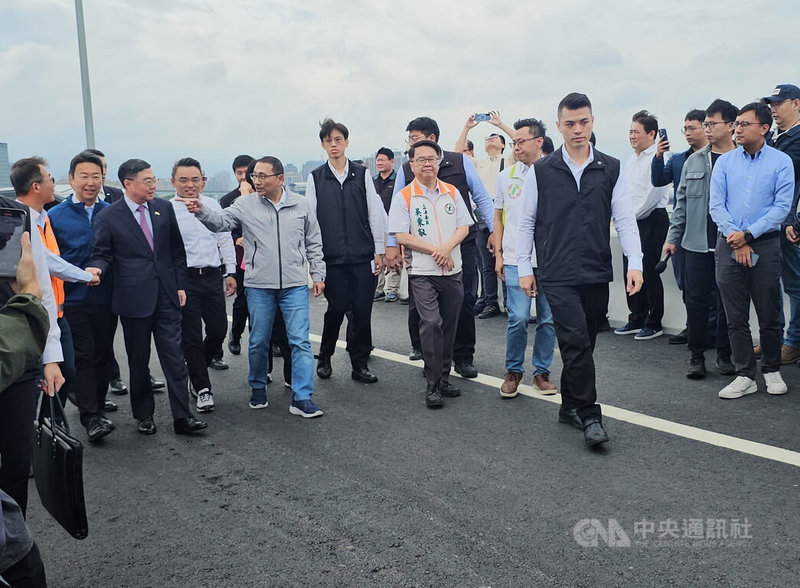 行政院長卓榮泰(左3)27日在交通部長陳世凱(左2)、新北市長侯友宜(左5,灰外套者)等中央及地方民代陪同下,出席主持五股交流道增設北出匝道工程完工通車典禮。中央社記者王鴻國攝 114年10月27日