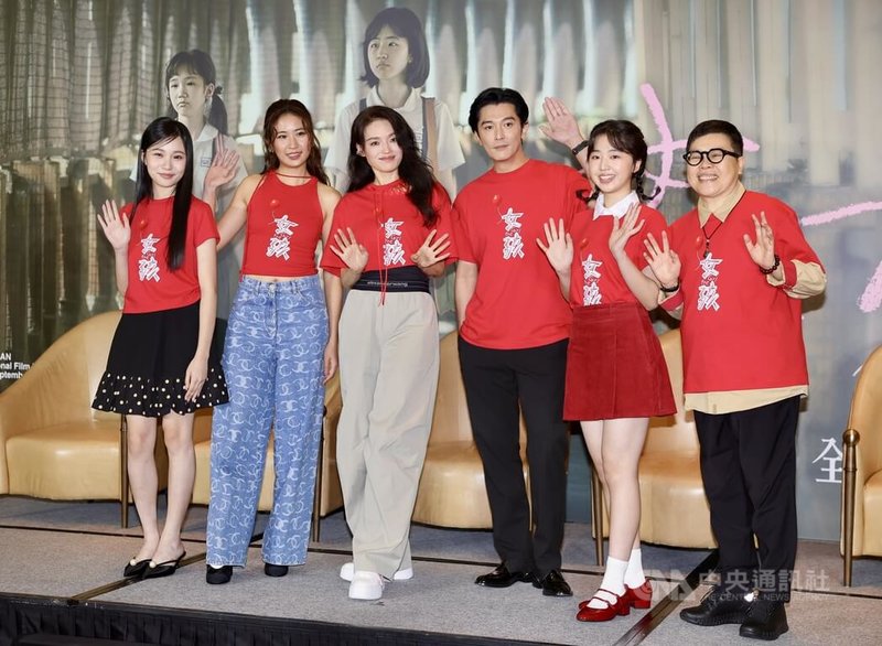 影星舒淇首部編導電影「女孩」27日在台北舉行宣傳記者會,演員林品彤(左起)、9m88、舒淇、邱澤、白小櫻及監製葉如芬出席。中央社記者王飛華攝 114年10月27日