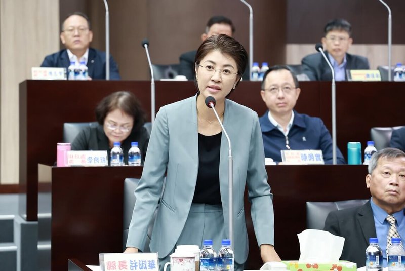 南投縣議會27日進行縣政總質詢,有關埔里鎮事業廢棄物掩埋場、名間鄉垃圾焚化爐開發案,縣長許淑華(前左)表示,不論民間業者申請或縣府自辦重大開發,絕對依法審慎處理、嚴格把關審查。(南投縣政府提供)中央社記者蕭博陽南投縣傳真 114年10月27日