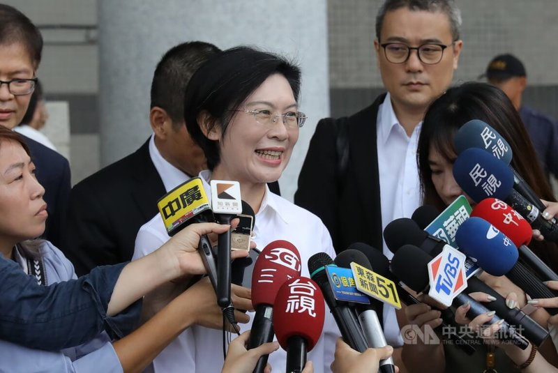 民進黨立委林岱樺(前中)涉詐助理費遭起訴,27日赴高雄地方法院出庭。她接受媒體訪問時表示,法院的公開審理,讓檢調的暗黑角落曝光,不公不義的起訴,終將還她清白,她會以清白之身,獲得高雄市民的信任。中央社記者張已亷攝 114年10月27日
