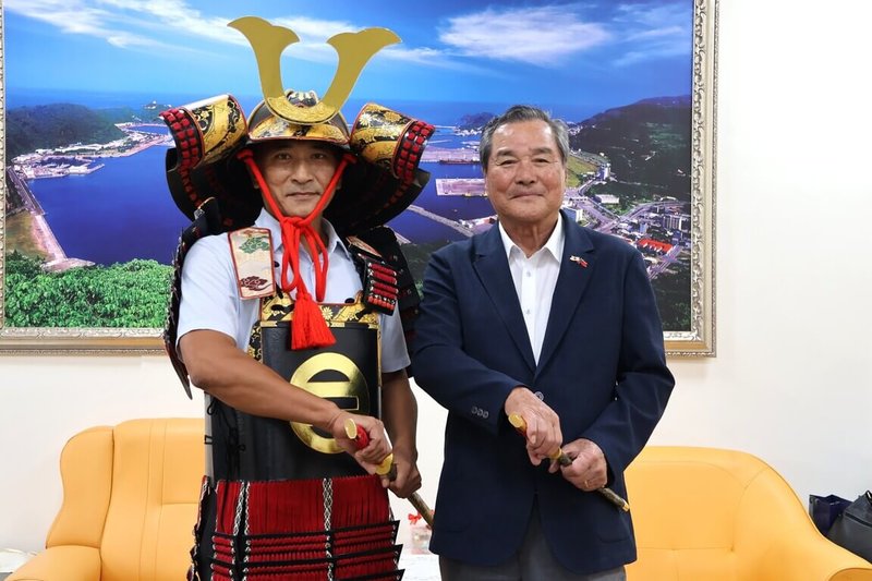 宜蘭縣蘇澳鎮長李明哲(左)將率團訪問日本,並於11月4日與千葉縣館山市締結城鎮盟約。圖為館山市商工會議所會長安田信之(右)今年7月來台參加蘇澳潑水節,致贈一副具館山武士道精神的「將領冑甲」。(蘇澳鎮公所提供)中央社記者王朝鈺傳真 114年10月27日