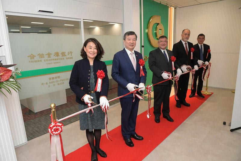 合庫銀27日舉行東京分行剪綵儀式,圖為駐日代表李逸洋(左2)、合庫銀董事長林衍茂(中)、前國防安全研究院執行長林成蔚(左4)、合庫創投董事長王育群(左5)、東京分行經理陳乃嘉(左1)。(合庫銀提供)中央社記者呂晏慈傳真 114年10月27日