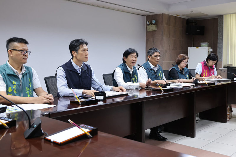 台南市副市長葉澤山（左3）27日下午與市府相關團隊於永華市政中心舉行記者會，說明目前非洲豬瘟防疫執行情形。（台南市政府提供）中央社記者楊思瑞台南傳真　114年10月27日
