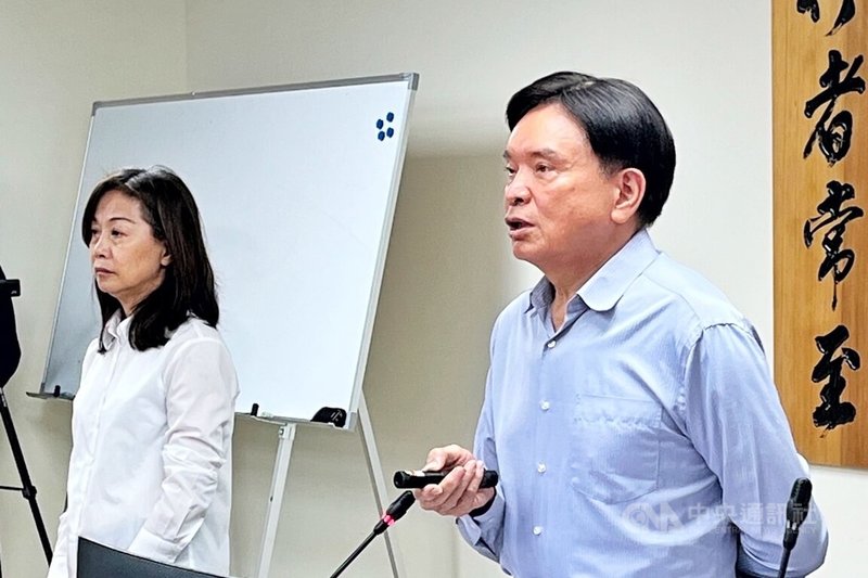 桃園捷運綠線工程遭指使用中國製石材、停權廠商參與分包、未按圖施作與行控中心漏水等,桃園捷運工程局局長劉慶豐(右)27日嚴正駁斥,強調施工都合乎法規標準。中央社記者吳睿騏桃園攝 114年10月27日