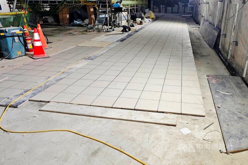 桃園捷運綠線遭媒體指使用中國製石材、停權廠商參與分包等,捷運工程局27日澄清,車站中間地面鋪設的「崗石地磚」並非「石材」,僅在車站公共區域地面外圍收邊才使用「石材」,且崗石地磚廠商非大陸廠商。中央社記者吳睿騏桃園攝 114年10月27日