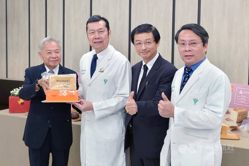 奇美食品董事長宋光夫(左1)27日宣布捐贈1萬條「幸福生吐司」給奇美醫療體系,由奇美醫院院長林宏榮(左2)、柳營奇美醫院院長周偉倪(右2)、佳里奇美醫院院長田宇峯(右1)代表接受。中央社記者楊思瑞攝  114年10月27日