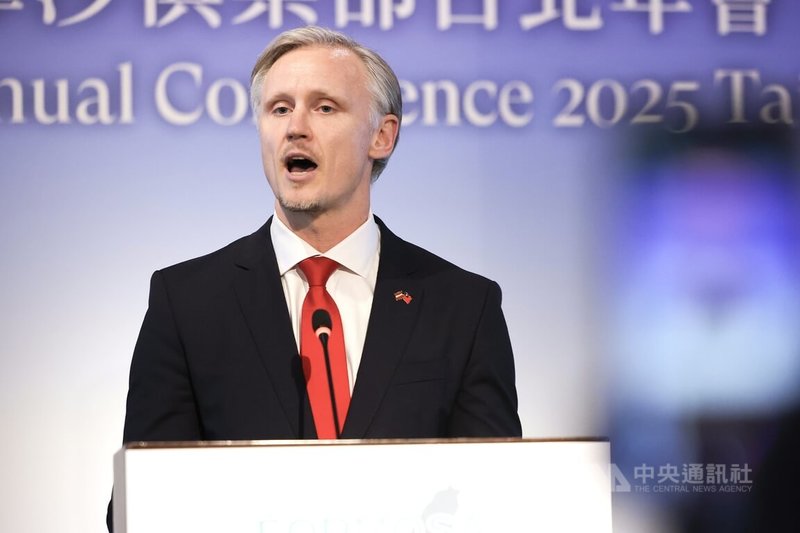 福爾摩沙俱樂部年會首度在台舉辦，年會主席暨歐洲議會外交委員會議員柯理和（Rihards Kols）（圖）27日在開幕式致詞時，將台北稱作「不眠城市」，指台北夜晚充滿生氣，享有言論自由、思想自由、表意自由，這是成熟民主的指標。中央社記者翁睿坤攝　114年10月27日