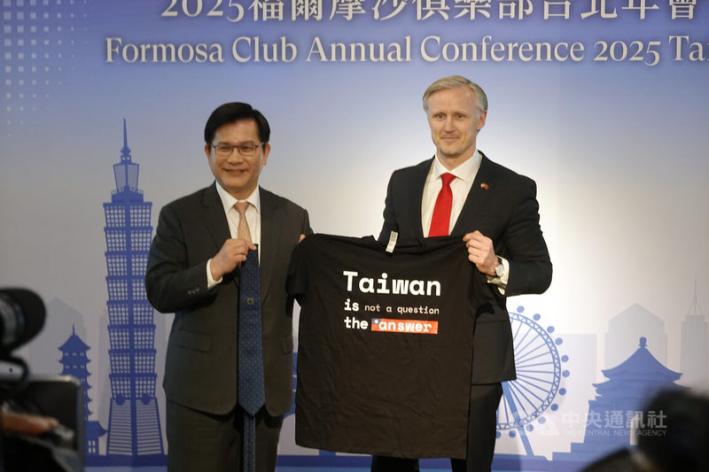 歐洲「福爾摩沙俱樂部」（Formosa Club）舉行台北年會，27日舉行開幕儀式。年會主席暨歐洲議會外交委員會議員柯理和（Rihards Kols，右）致贈印有「台灣不是問題，而是解方」的上衣給外交部長林佳龍（左）。中央社記者楊堯茹攝　114年10月27日