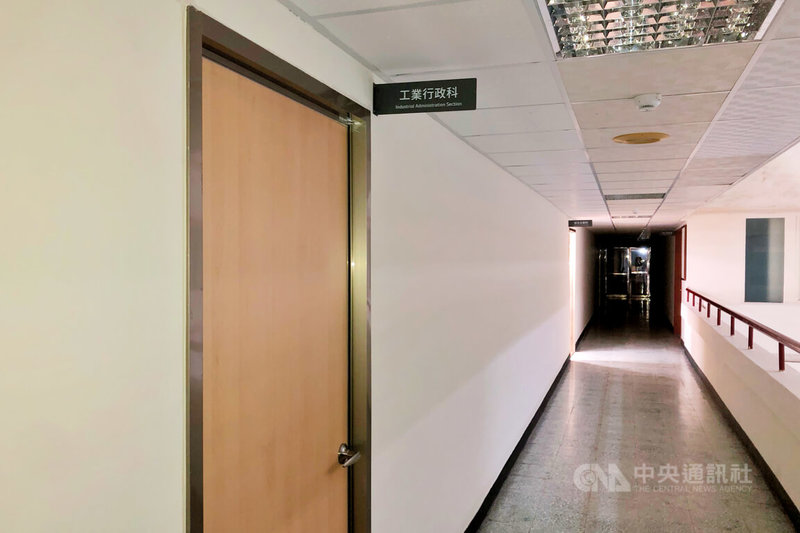桃園市一家工廠2023年間申請以鄰地擴廠，但疑似因條件不符而卡關，廠商為求解套行賄。桃園地檢署檢察官追查發現，經發局時任工業行政科的施姓科長涉嫌收取新台幣數十萬元賄款，27日搜索經發局與涉案科長住家，以被告身分帶回訊問。中央社記者吳睿騏桃園攝　114年10月27日