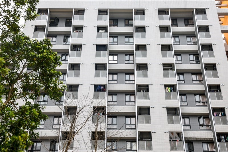 財政部國有財產署27日表示，近期提供7處已無使用需求的閒置國有不動產，洽請內政部國土署評估興辦社宅可行性。圖為新北市土城員和青年社會住宅建案外觀。（中央社檔案照片）