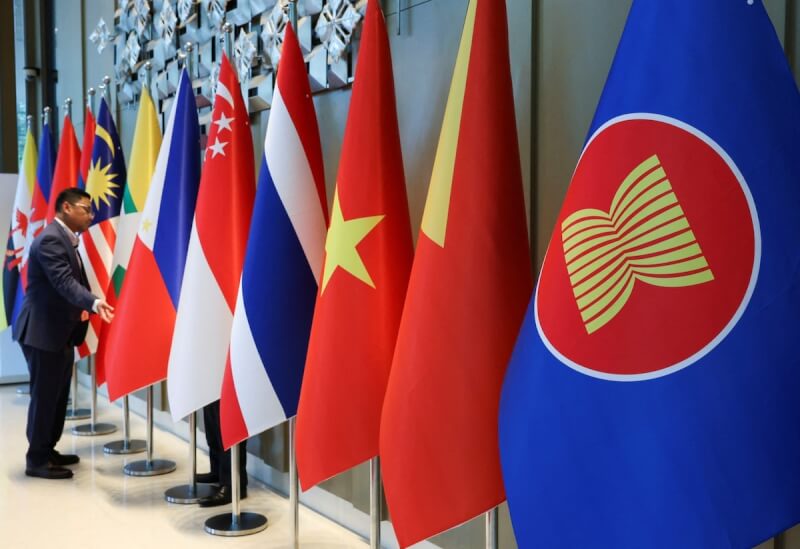 圖為東協成員國國旗。(路透社)