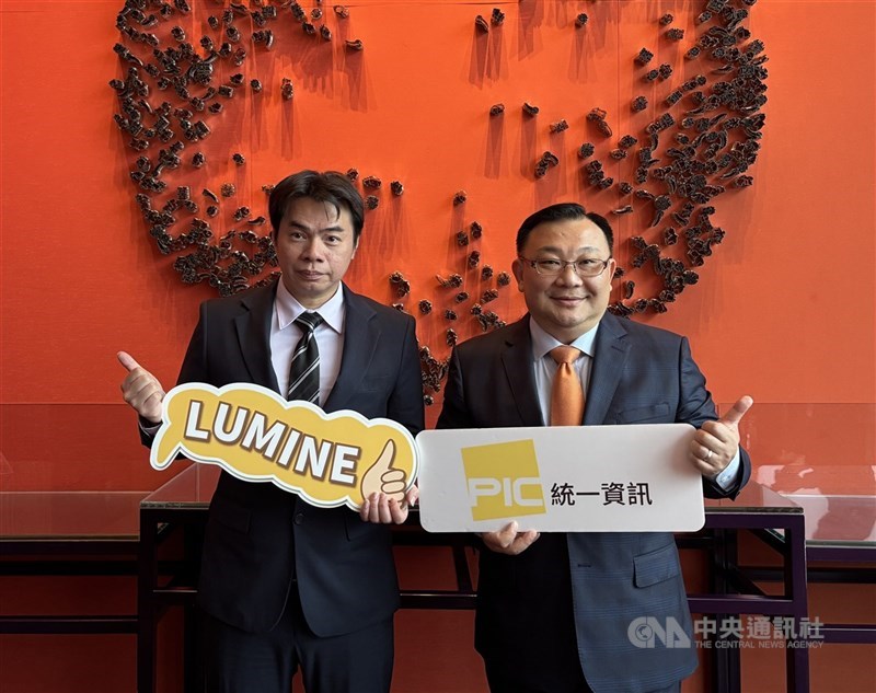 圖右為統一資訊總經理謝良承。(中央社檔案照片)