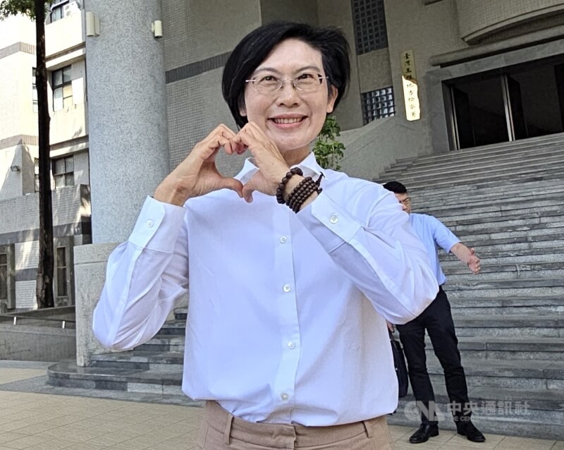 民進黨立委林岱樺（圖）涉詐助理費遭起訴，27日到高雄地方法院出庭，她面帶笑容比出愛心手勢，並接受媒體採訪。中央社記者董俊志攝　114年10月27日