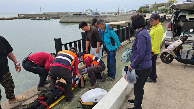 澎湖一名73歲盧姓民眾27日在池東漁港碼頭釣魚,疑因天雨階梯濕滑不慎滑倒落海,經民眾發現救起,但已呈OHCA(到院前心肺功能停止)狀態,救護人員到場給予急救處置,並緊急送醫。(澎湖消防局提供)中央社 114年10月27日