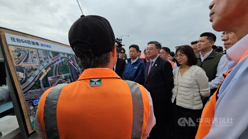 行政院長卓榮泰(前中)27日在交通部長陳世凱(前左)、民進黨立委林淑芬(前右)等人陪同下,出席五股交流道增設北出匝道工程完工通車典禮,現場聽取簡報。中央社記者王鴻國攝 114年10月27日