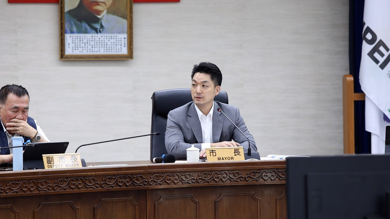台北市長蔣萬安(右)先前在市政會議聆聽教育局專案報告後說,經參考北歐國家及新北市等其他成功縣市做法,須利用公立國小國中及高中閒置教室改設為公托中心,將要求各局處盡快推動政策,希望校方屏除便利管理的本位主義。(北市府提供)中央社記者劉建邦傳真 114年10月27日