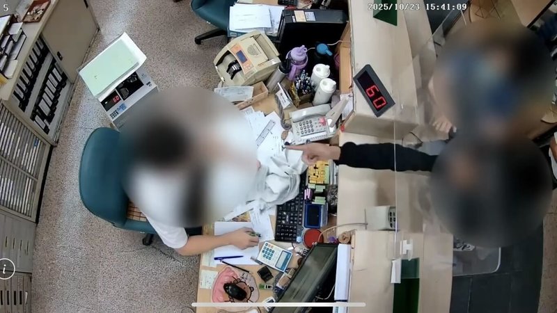 甫出獄的林姓男子（伸手者）疑似缺錢，23日到雲林縣虎尾鎮某銀行向櫃台丟擲事先備妥的麻布袋後，欲行搶新台幣500萬元，保全人員見狀阻止，雙方扭打，林男趁隙脫逃，警方當天循線逮人，檢方訊後以有逃亡之虞聲押獲准。（檢方提供）　中央社記者姜宜菁傳真　114年10月27日