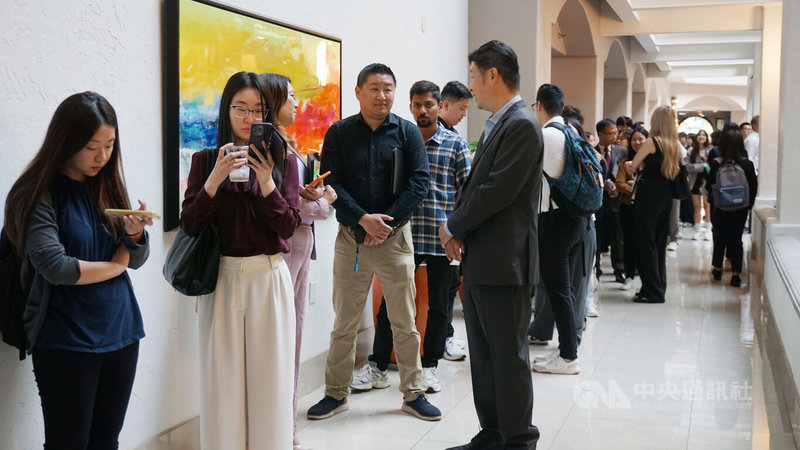 美國川普政府簽證政策緊縮下,台灣留學生之間瀰漫焦慮氣氛,25日一場多家台灣高科技企業參與的就業博覽會,吸引上千名求職者排隊。中央社記者林宏翰洛杉磯攝 114年10月27日