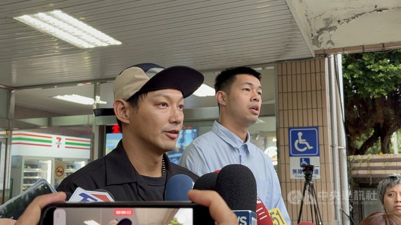 藝人王大陸閃兵案陸續查出多人涉案,新北地檢署6月偵結起訴。新北地方法院27日開庭,藝人威廉(左)、陳大天(右)步出法院後,向媒體鏡頭鞠躬,對於個人行為傷害到兵役公平性感到抱歉。中央社記者曹亞沿攝 114年10月27日