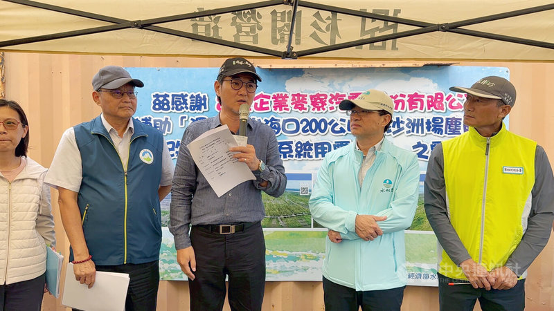 根據經濟部水利署第四河川分署統計,今年雲林縣揚塵發生日共9天,民進黨立委劉建國(持麥克風者)27日率相關單位到濁水溪出海口視察,期盼1個月內彙集各方意見提出解方。中央社記者姜宜菁攝 114年10月27日