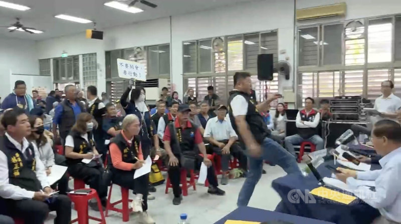 國民黨立委傅崐萁、鄭天財27日在花蓮縣光復鄉舉行馬太鞍溪堰塞湖災後座談會,但許多災民被擋在場外,議長張峻(前右立者)則直接走入會場,腳踢傅崐萁桌子質問「為什麼沒有通知」。中央社記者李先鳳攝 114年10月27日