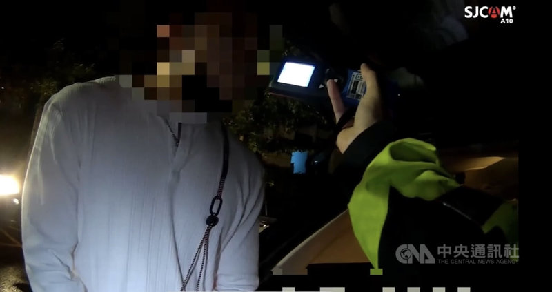 藝人周孝安（左）24日凌晨酒後移車，遭員警攔查發現渾身散發酒味，經檢測酒測值超標送辦。（翻攝照片）中央社記者黃麗芸傳真　114年10月27日