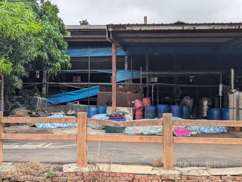 台中梧棲一處養豬場爆出非洲豬瘟，場內放置多桶廚餘桶。中央社記者蘇木春攝　114年10月27日