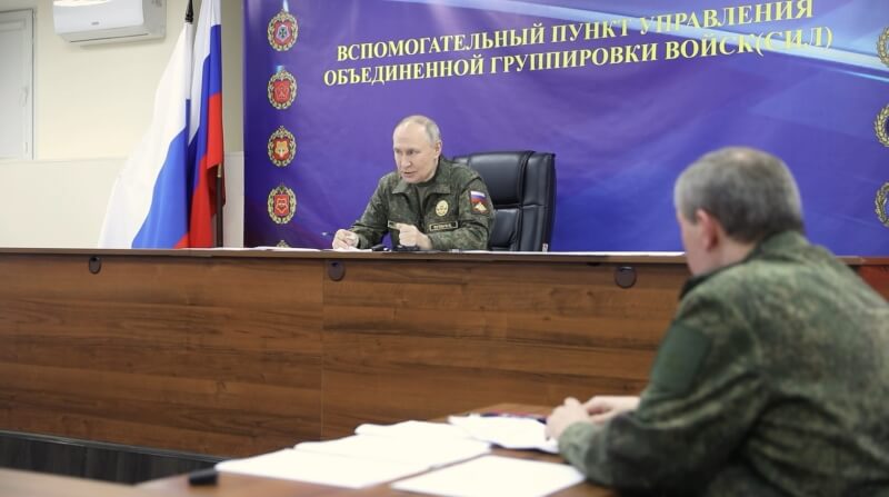 俄羅斯克里姆林宮公布總統普丁（左）視察聯合部隊指揮所畫面。（圖取自克里姆林宮網頁kremlin.ru）