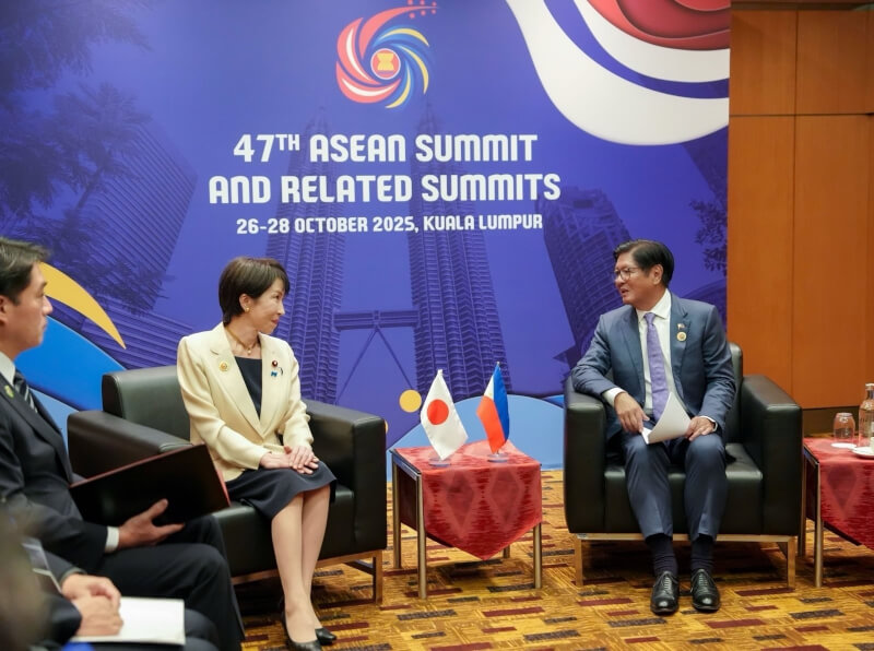 菲律賓總統小馬可仕26日在吉隆坡與日本首相高市早苗(中)舉行雙邊會議。(圖取自facebook.com/BongbongMarcos)