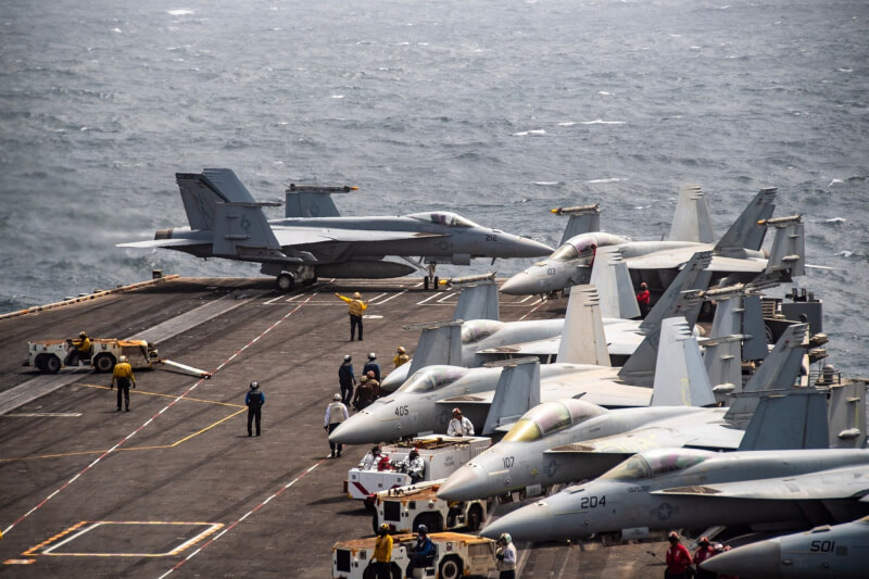 圖為美國航空母艦尼米茲號甲板作業。(圖取自facebook.com/cvn68)
