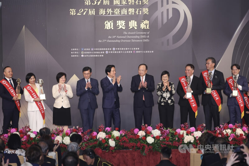 總統賴清德(左5)27日親自頒獎給得獎企業。中央社記者吳家昇攝 114年10月27日