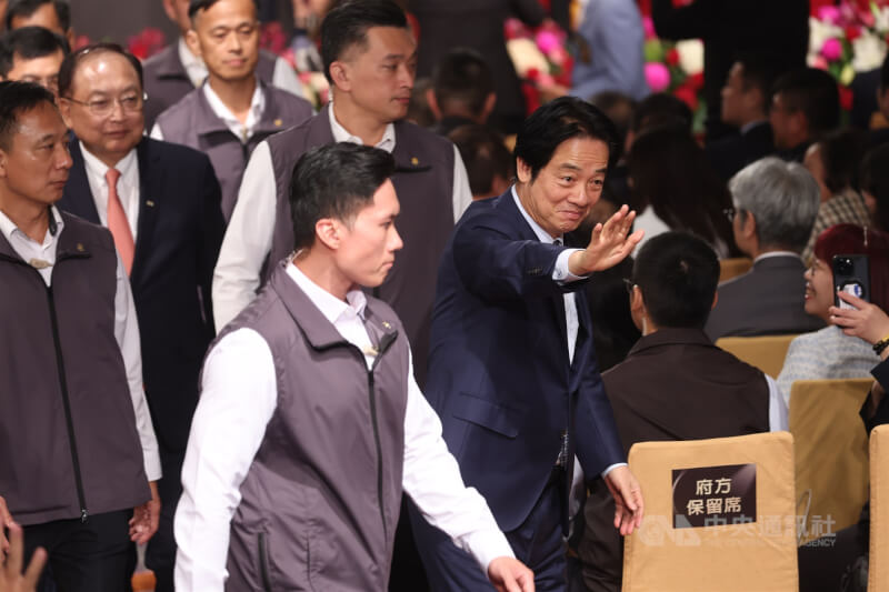 總統賴清德(前右)27日赴台北君悅酒店出席「第34屆國家磐石獎暨第27屆海外台商磐石獎頒獎典禮」,賴總統面帶笑容揮手致意。中央社記者吳家昇攝 114年10月27日