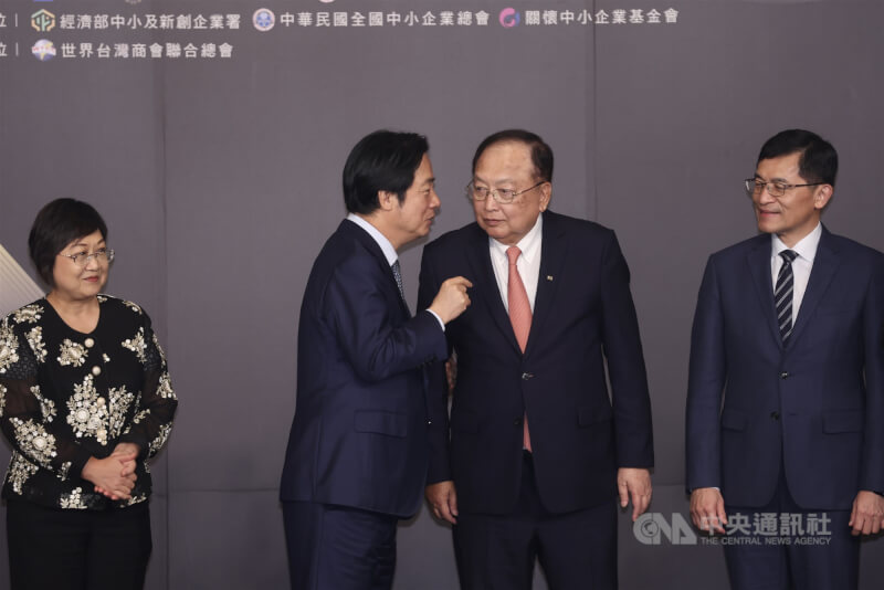 總統賴清德(左2)27日與全國中小企業總會理事長李育家(右2)交談。中央社記者吳家昇攝 114年10月27日