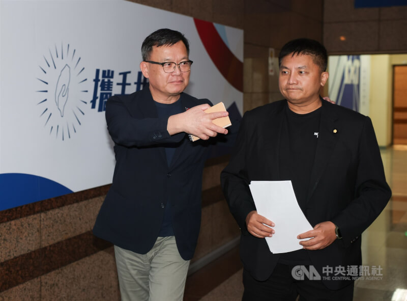 現任國民黨文傳會主委林寬裕(左)與準主委吳宗憲(右)會後準備一起受訪說明進度。中央社記者謝佳璋攝 114年10月27日
