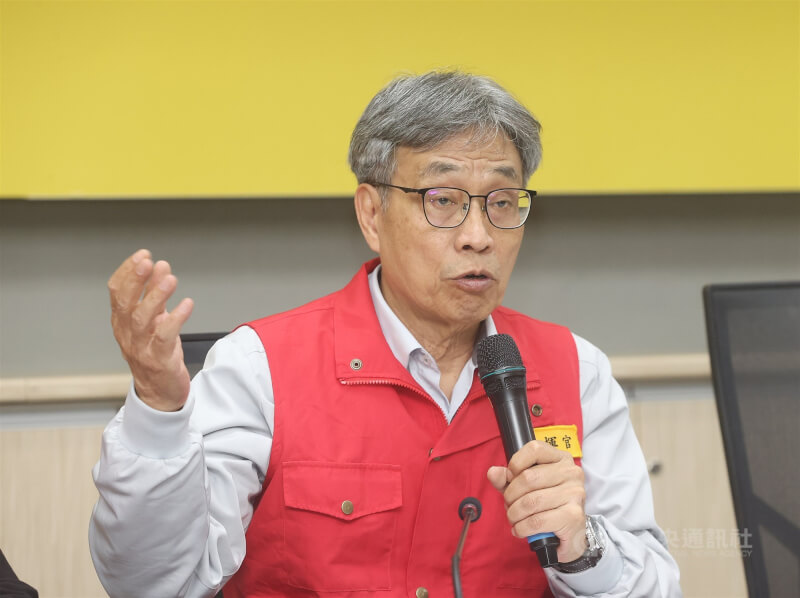 非洲豬瘟中央災害應變中心27日下午在農業部防檢署召開記者會,指揮官陳駿季部長(圖)主持說明防疫進度。中央社記者郭日曉攝 114年10月27日