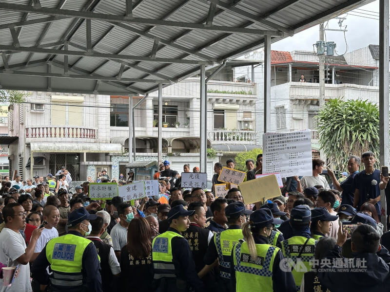 國民黨立委傅崐萁、鄭天財27日下午在花蓮縣光復鄉舉行馬太鞍溪堰塞湖災後座談會,許多民眾不滿未被准許入場,於會場外高舉大字報,高呼「出來」要求說清楚,警方在場戒備。中央社記者李先鳳攝 114年10月27日