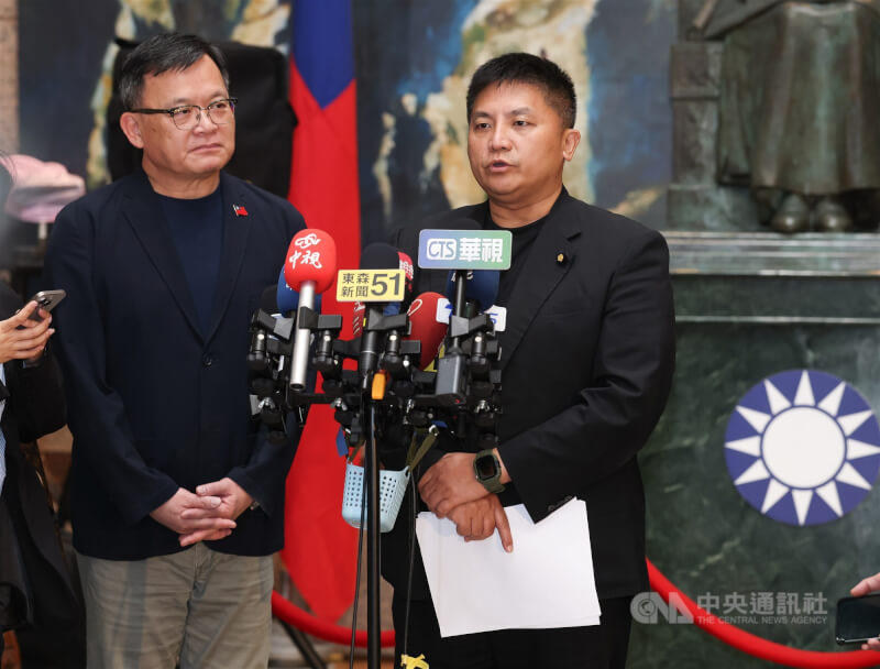 即將接任文傳會主委的立委吳宗憲(右)與現任主委林寬裕(左)受訪說明交接流程及進度。中央社記者謝佳璋攝 114年10月27日