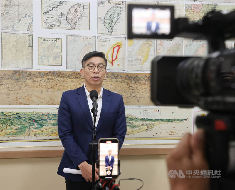 民進黨立法院黨團幹事長鍾佳濱(圖)27日表示,選前公布民調的10天冷靜期,就是避免假訊息、假民調影響人民投票意向。(中央社檔案照片)