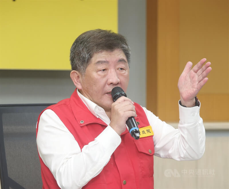 非洲豬瘟中央災害應變中心27日召開第39次會議,下午在農業部動植物防疫檢疫署舉行記者會,行政院政務委員陳時中(圖)表示,已要求台中市政府28日下午3時前提出完整疫調報告。中央社記者郭日曉攝 114年10月27日