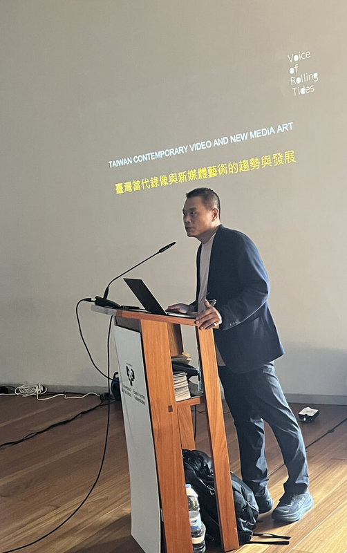 台灣與西班牙跨國策展的「卷潮之聲」台灣當代錄像與新媒體藝術展,22日在西班牙畢爾包市「比斯開亞展廳」舉辦開幕式,台灣藝術家暨策展人陳永賢透過台灣錄像藝術專題講座,與畢爾包藝文界人士對談交流。(文化部駐西班牙代表處文化組提供)中央社記者胡家綺馬德里傳真 114年10月27日
