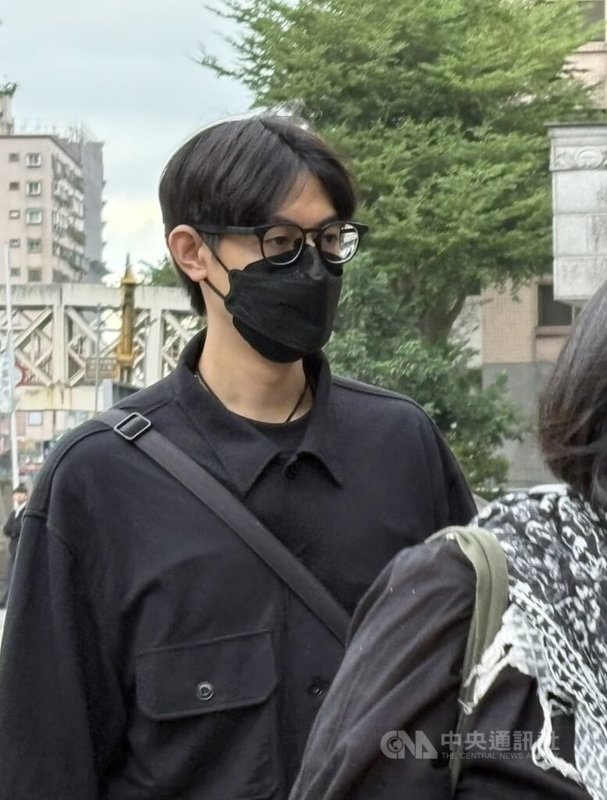 藝人王大陸閃兵案陸續查多人涉案,新北地檢署6月偵結起訴。新北地方法院27日開庭傳喚涉案藝人。圖為前男團SpeXial成員Teddy(陳向熙)步入法院。中央社記者曹亞沿攝 114年10月27日