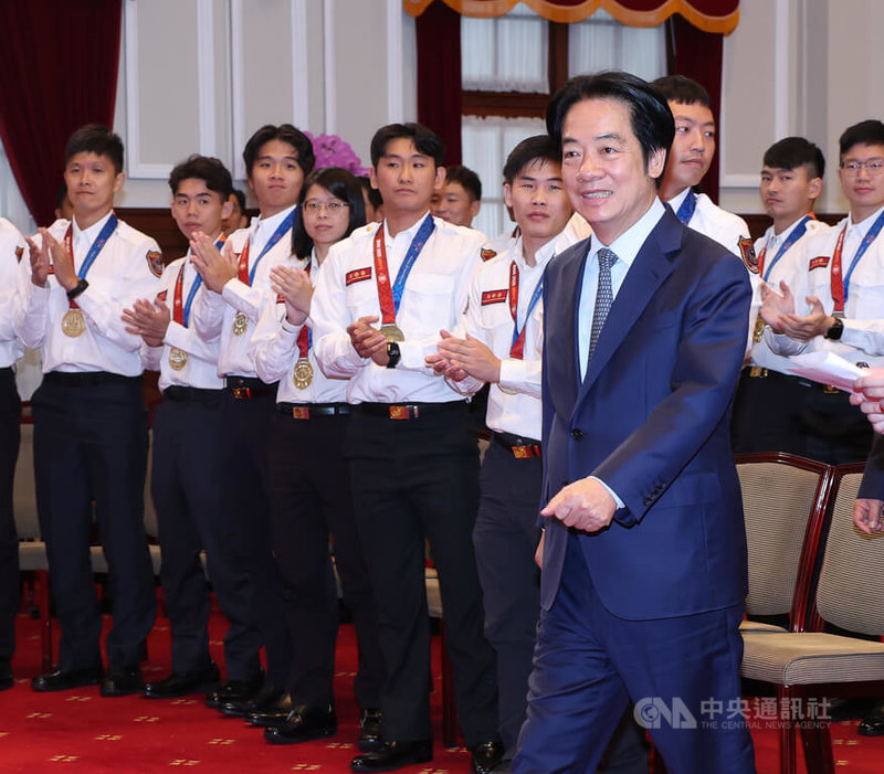 總統賴清德(前)27日在總統府接見「2025年第21屆世界警察消防運動會」代表團,步入會場時眾人鼓掌歡迎。中央社記者謝佳璋攝  114年10月27日