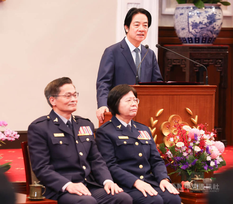 總統賴清德(後)27日在總統府接見「2025年第21屆世界警察消防運動會」代表團,肯定選手亮眼成績,也感謝警消人員平時在崗位上的付出。中央社記者謝佳璋攝  114年10月27日