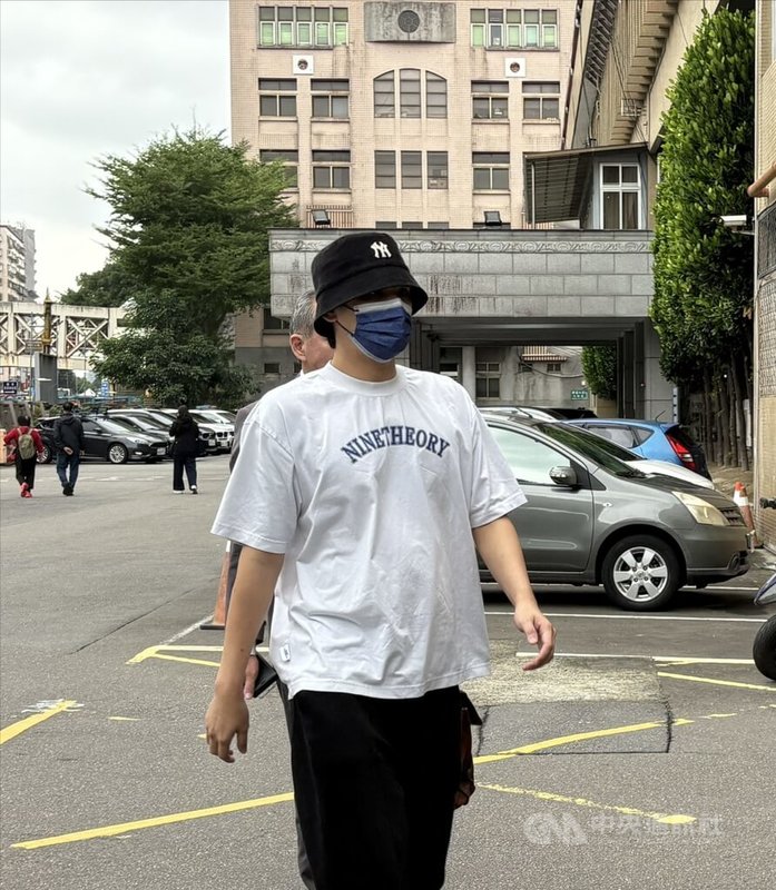 藝人王大陸閃兵案陸續查多人涉案,新北地檢署偵結起訴。新北地方法院27日開庭,陳零九等8藝人在庭上全認罪。圖為陳零九(前)開庭前步入法院。中央社記者曹亞沿攝 114年10月27日
