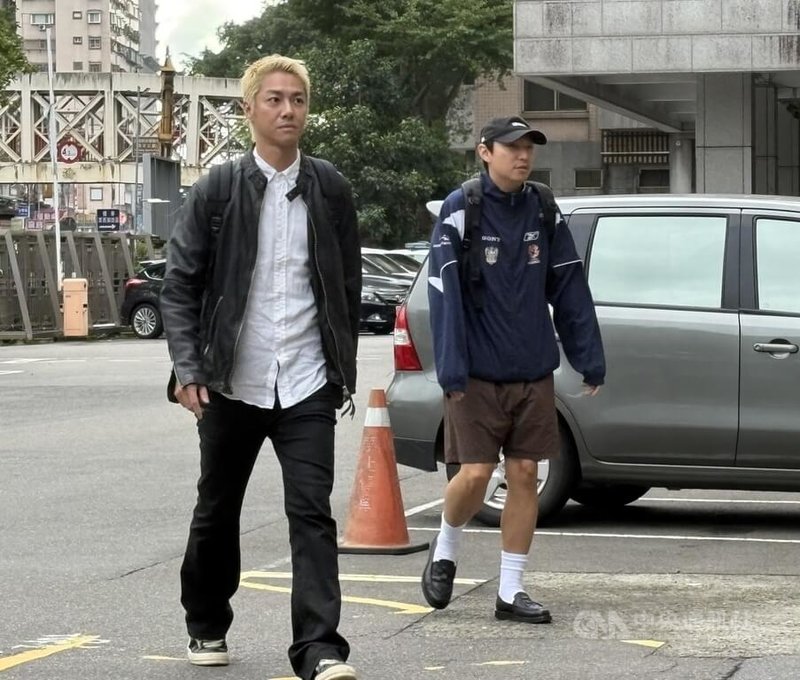 藝人王大陸閃兵案陸續查出多人涉案,新北地檢署6月偵結起訴。新北地方法院27日下午開庭,傳喚涉案藝人。圖為模特兒陳信維(左)現身法院。中央社記者曹亞沿攝 114年10月27日