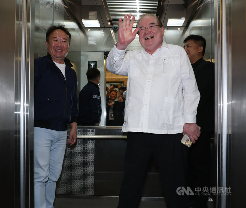 前立委鄭麗文當選新任國民黨主席,交接小組由候任國民黨副主席兼秘書長李乾龍(前右)率隊,27日前往中央黨部進行黨務交接工作,向採訪媒體揮手致意。中央社記者謝佳璋攝 114年10月27日