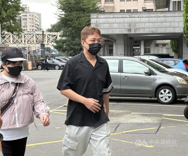 藝人王大陸閃兵案陸續查出多人涉案,新北地檢署6月偵結起訴。新北地方法院27日下午召開準備程序庭,傳喚藝人大根(右)。中央社記者曹亞沿攝 114年10月27日
