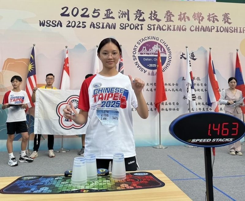 賽德克族少女莎瑪巴紹(前)在2025年亞洲盃競技疊杯錦標賽包辦11金3銀,另外還3破世界紀錄。(中華競技疊杯運動推廣協會提供)中央社記者黎建忠傳真 114年10月27日